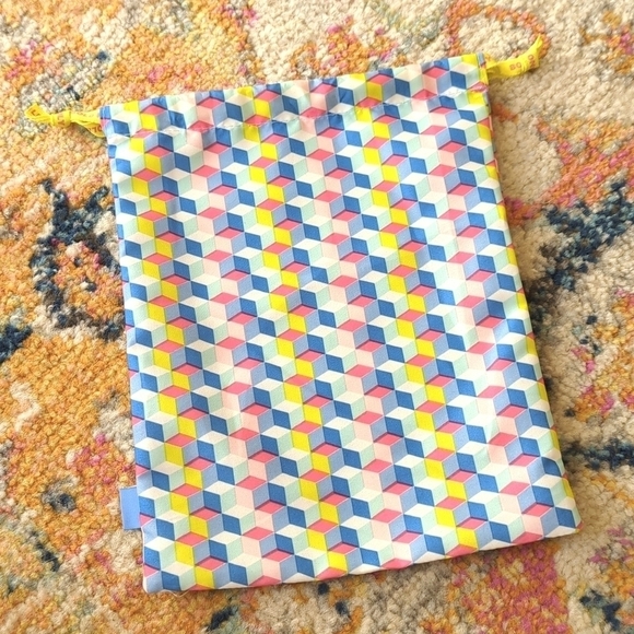 ipsy Bold Moves Only Geometric Multicolor Glam Bag Plus March 2022 - Picture 9 of 10